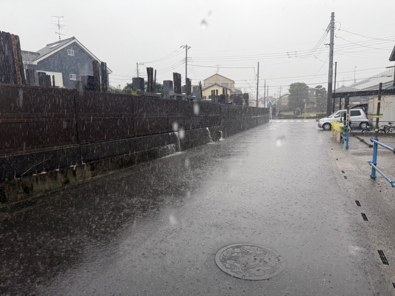 駐車場前、お墓から雨水があふれ出すほどの大雨