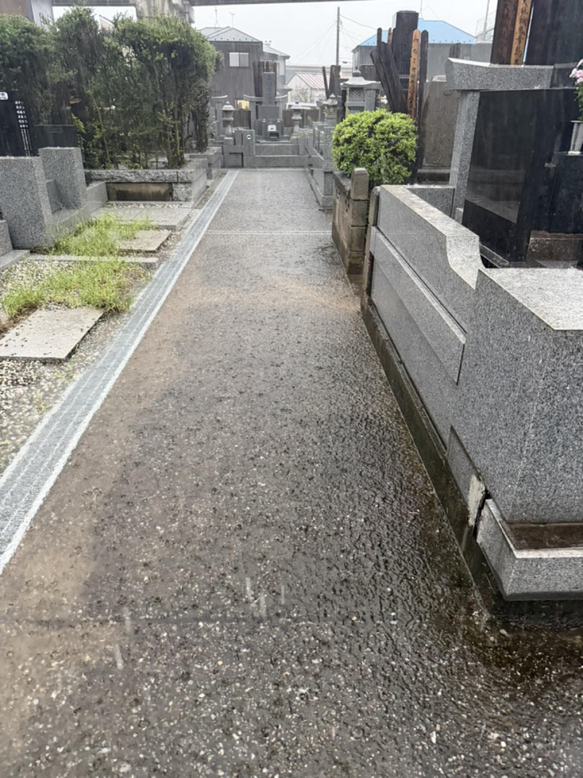 水が溜まった墓地の通路1