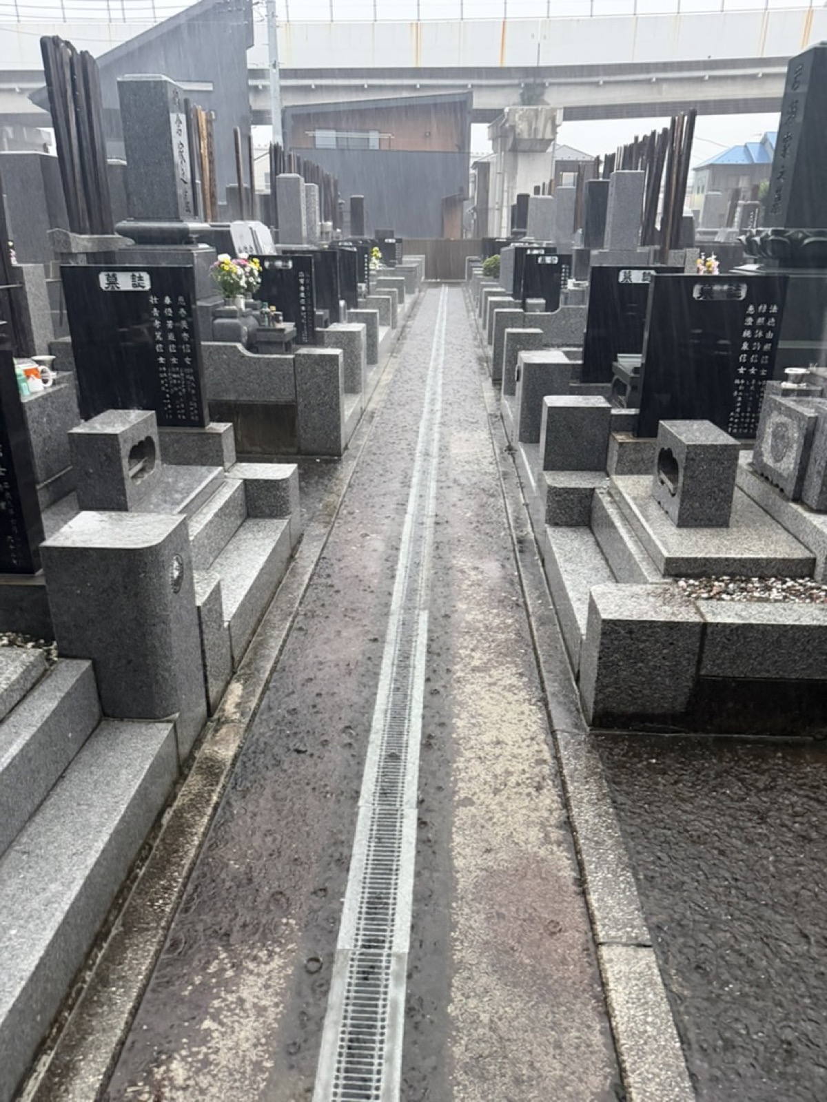 水が溜まった墓地の通路2