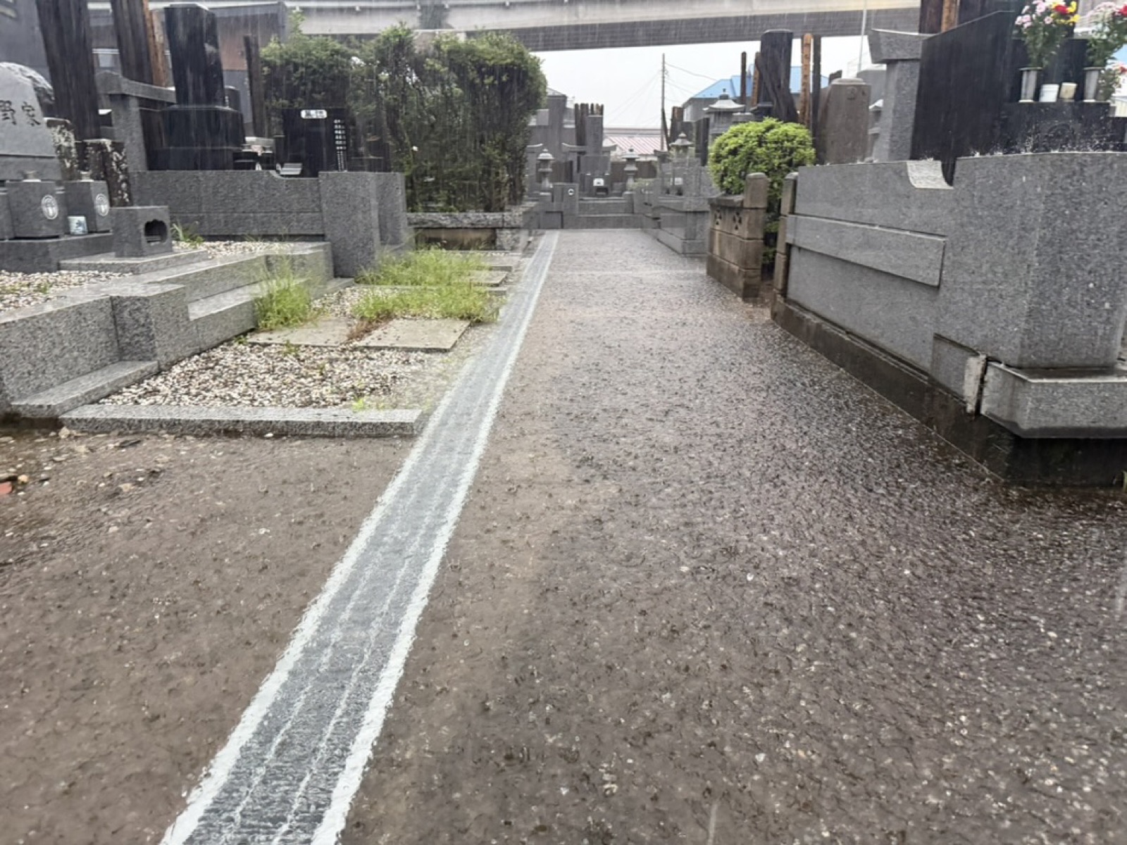 水が溜まった墓地の通路3