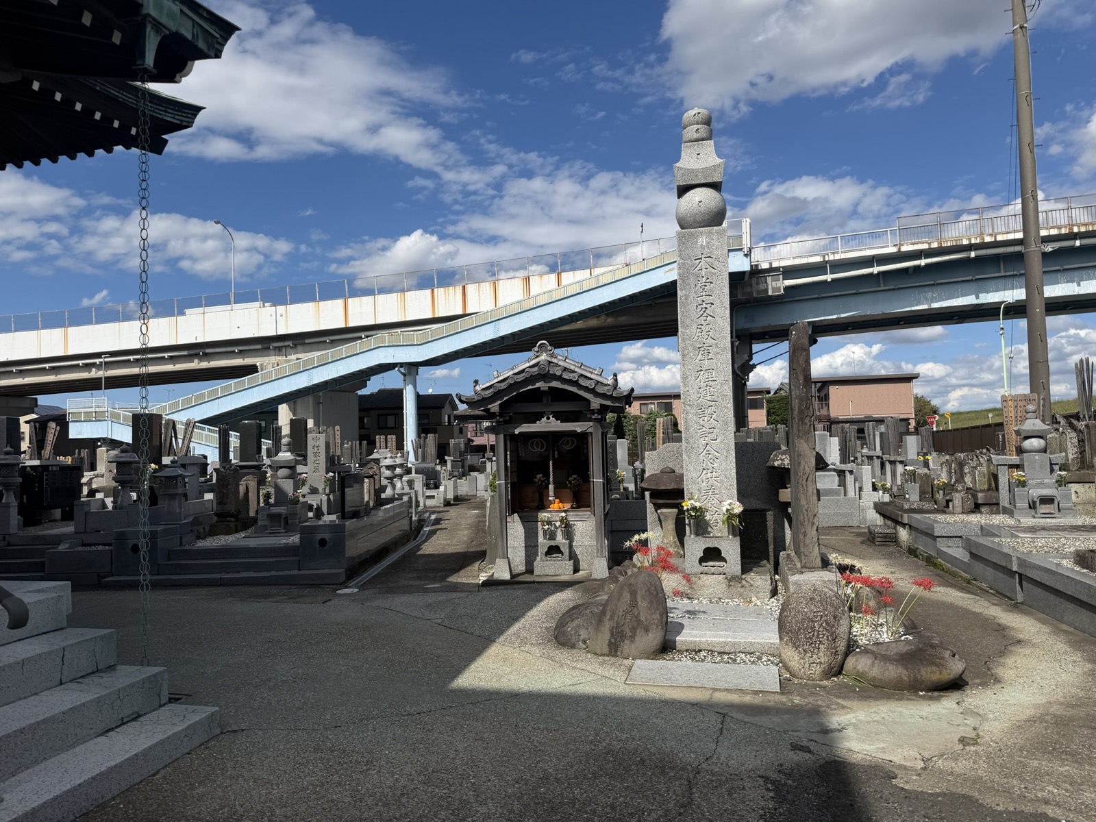 青空と供養塔とお墓