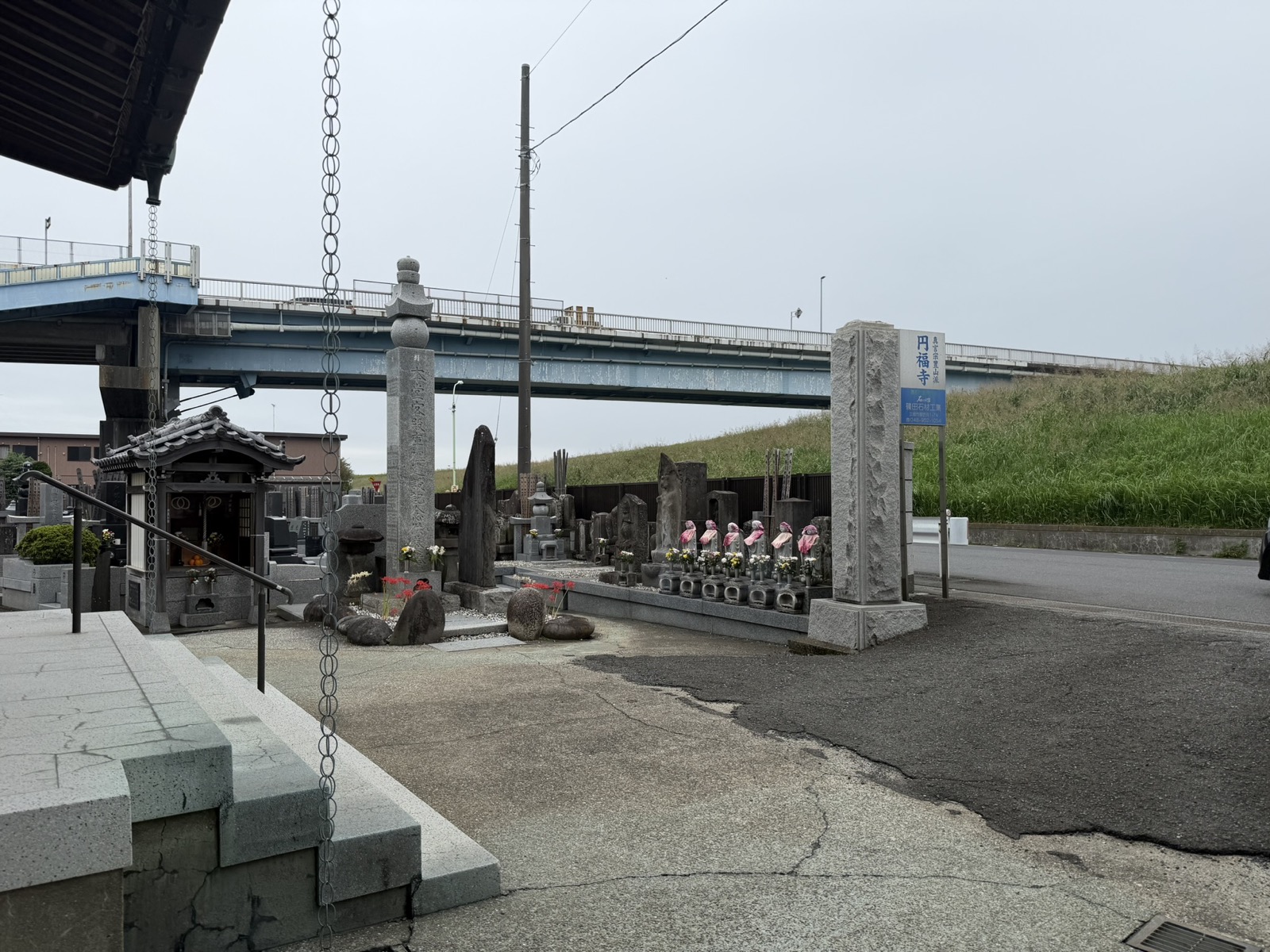 曇り空の境内と山門