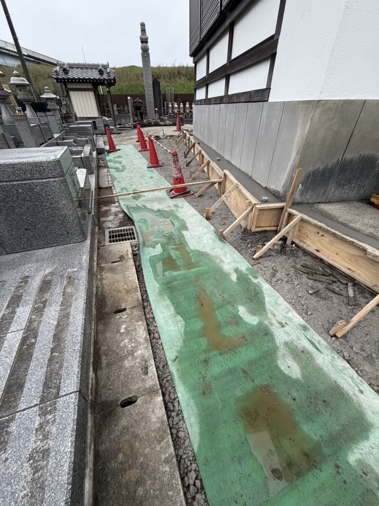 本堂北側の工事（養生シートと型枠）