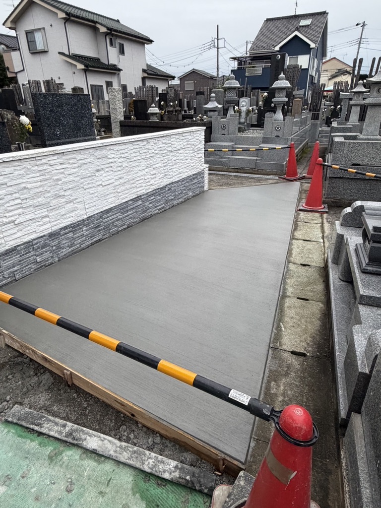 新しいコンクリートと石積み壁