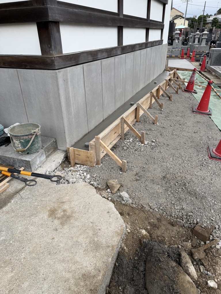 本堂北側の型枠と基礎工事