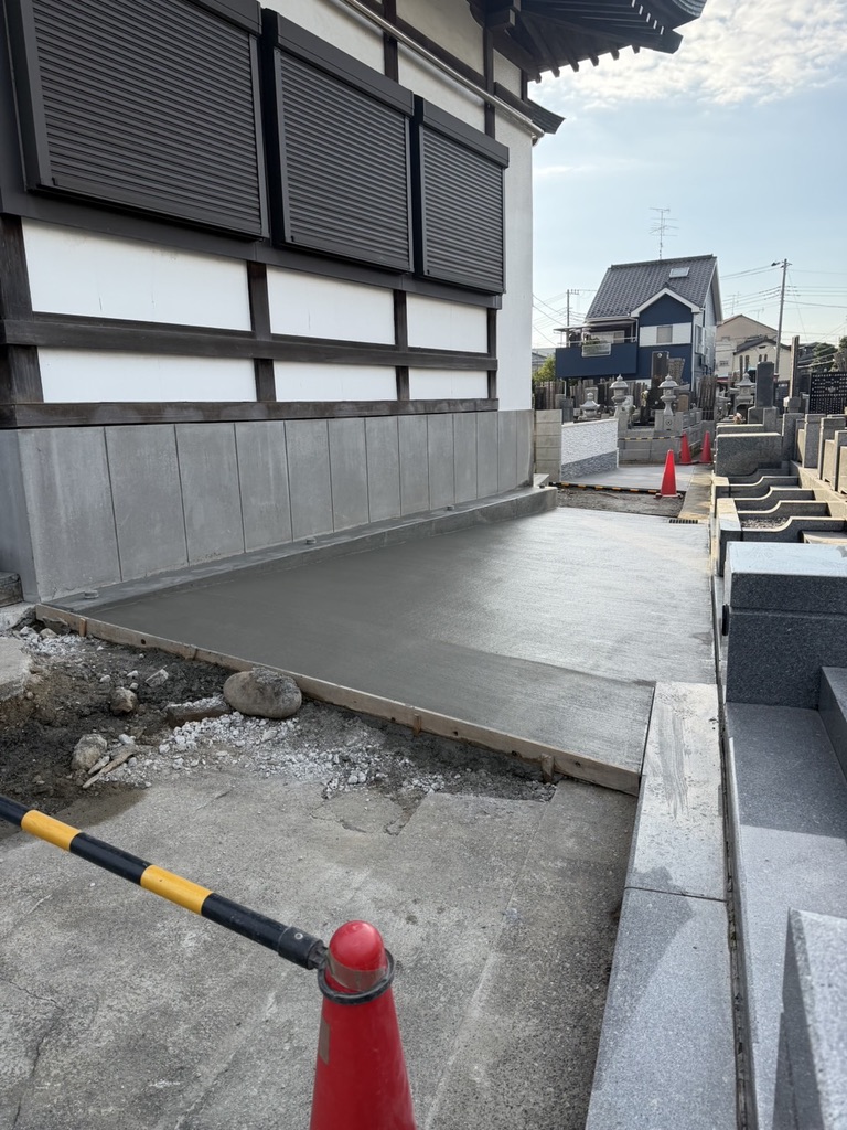 本堂北側の通路にコンクリートが入った様子