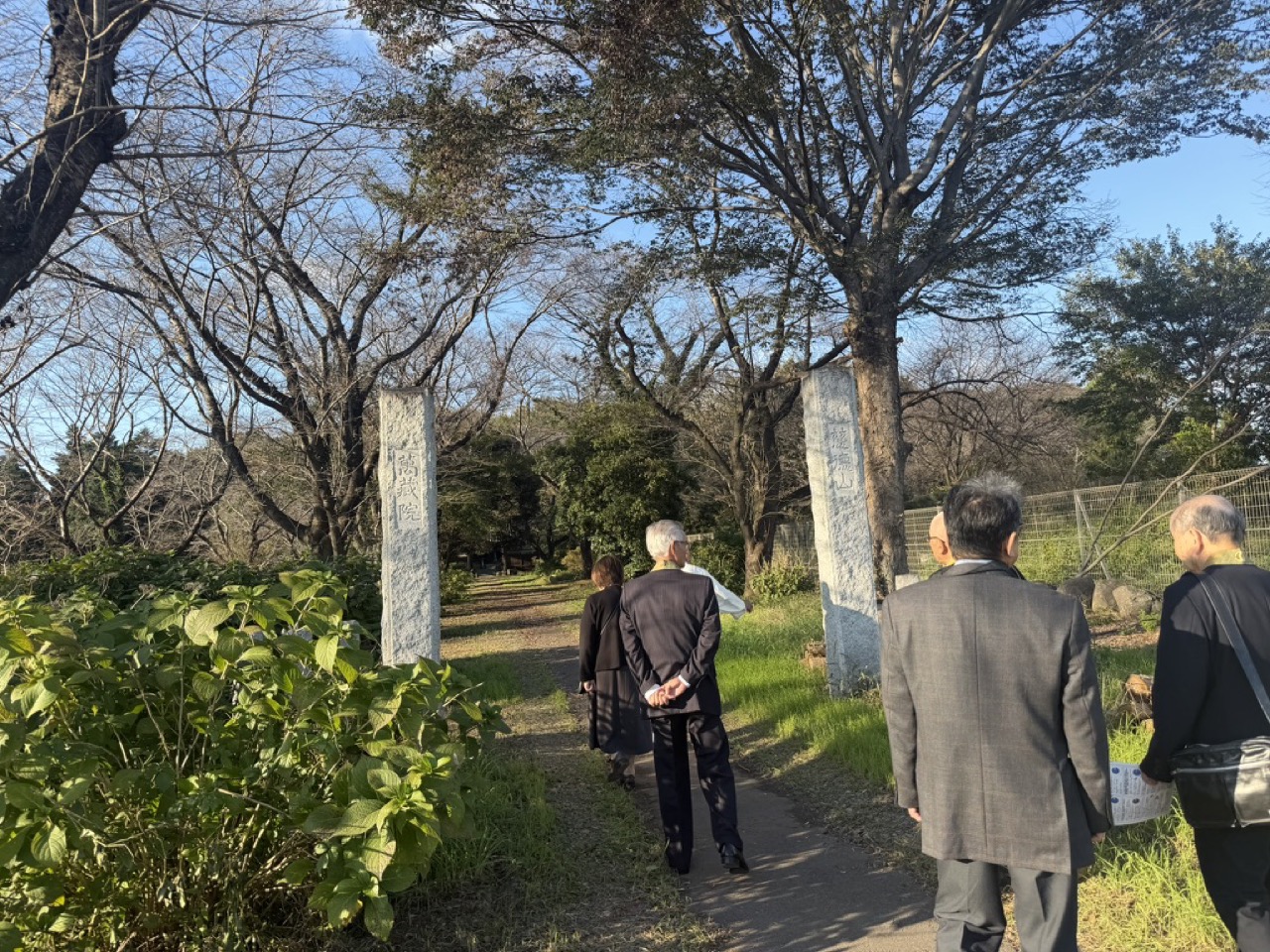 萬蔵院の石碑参道