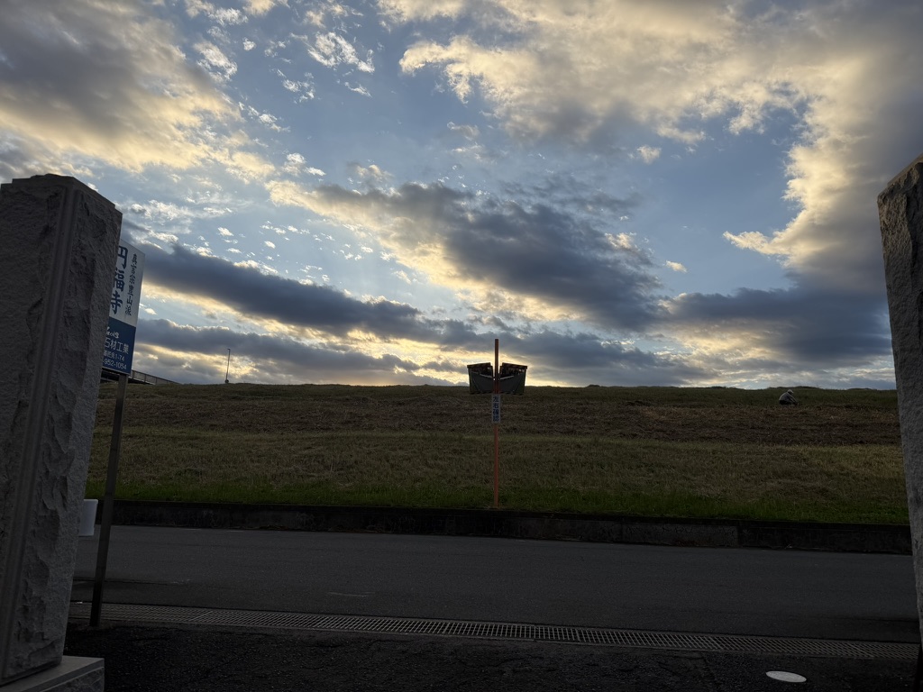 日の出時間付近の、お寺からの土手風景