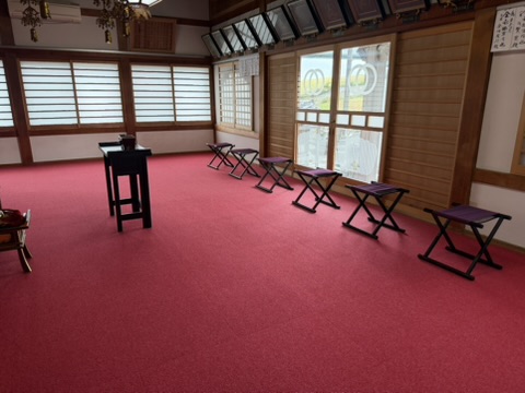 本堂（椅子を並べてお迎え）