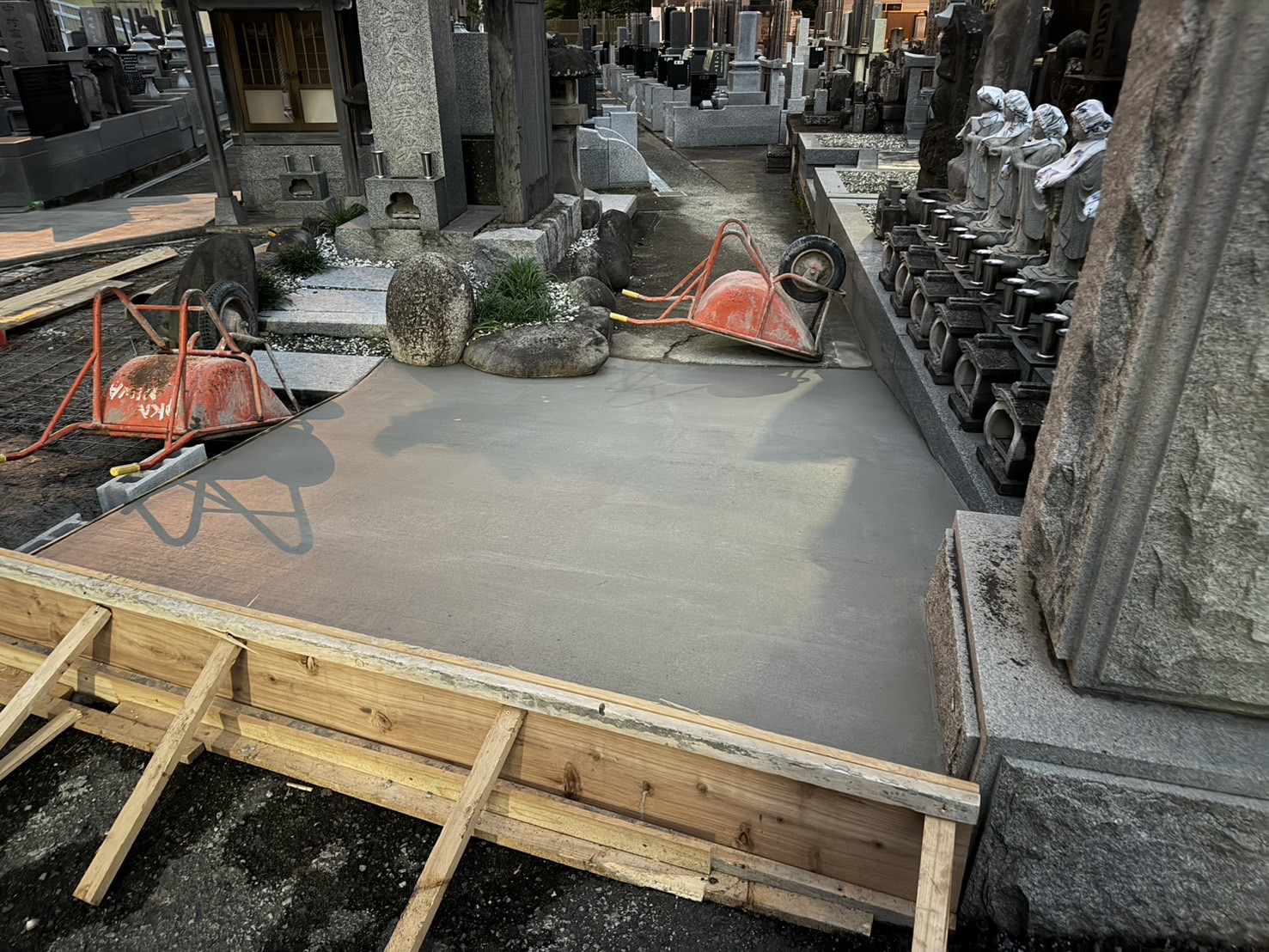 お地蔵さんの前の通路がスロープになっている様子