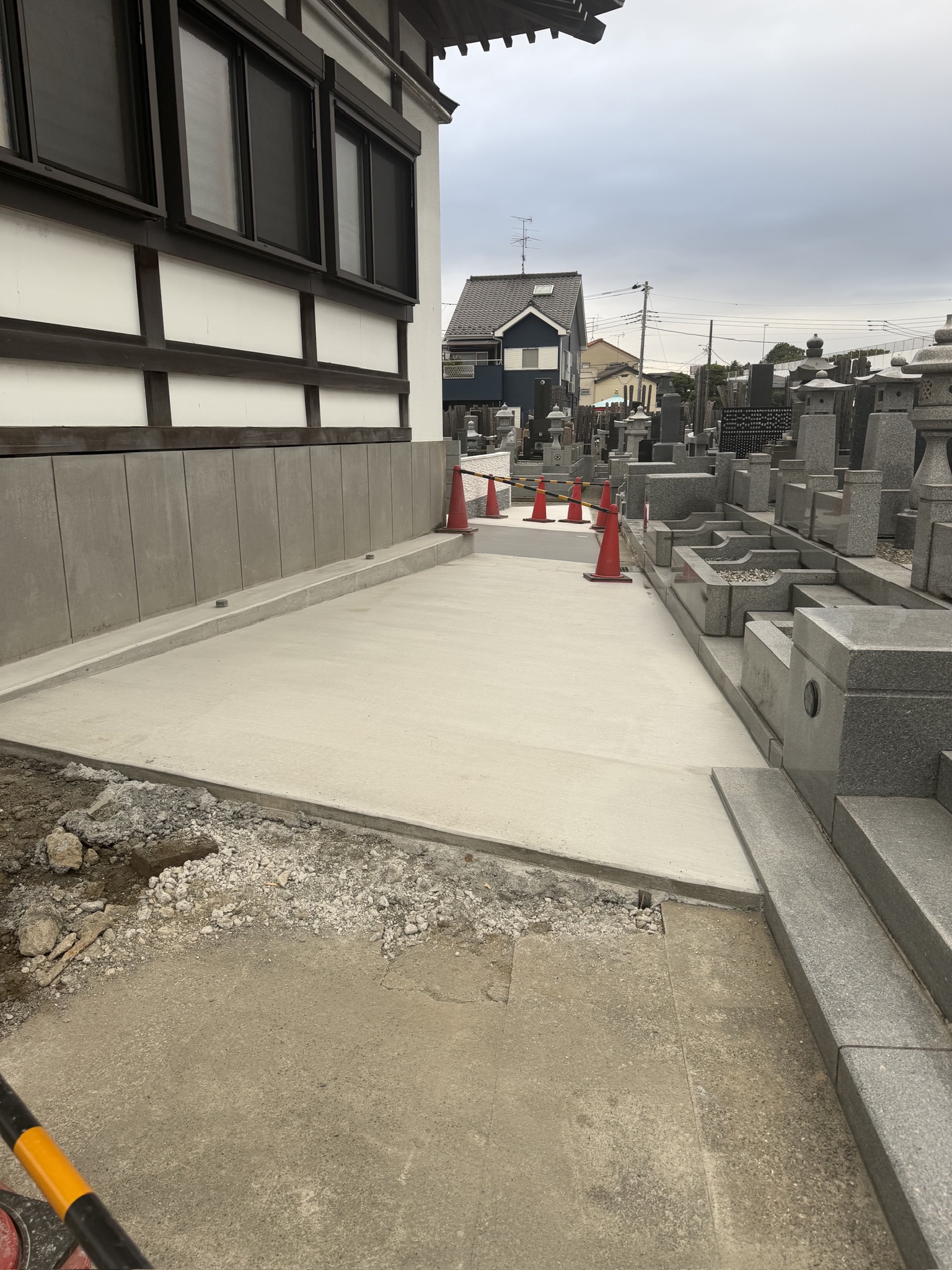 本堂北側の新しいコンクリート通路