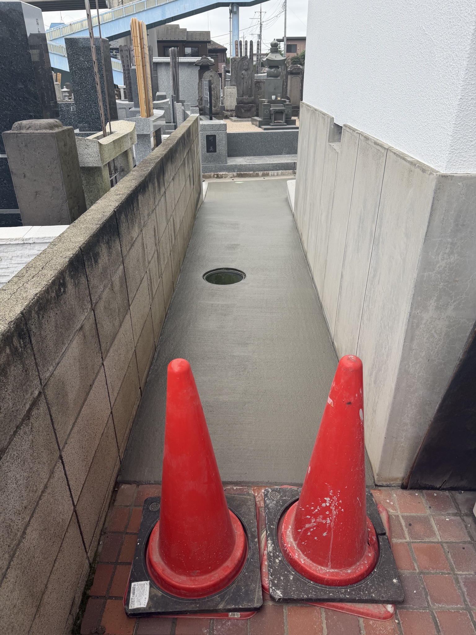 本堂西側の細い通路